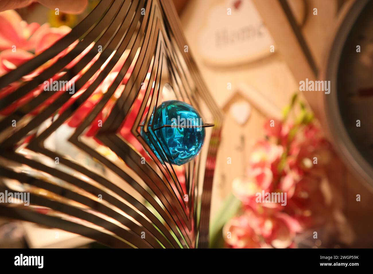 Un joli ornement, bibelot ou décoration de boule bleu turquoise cristal. Banque D'Images