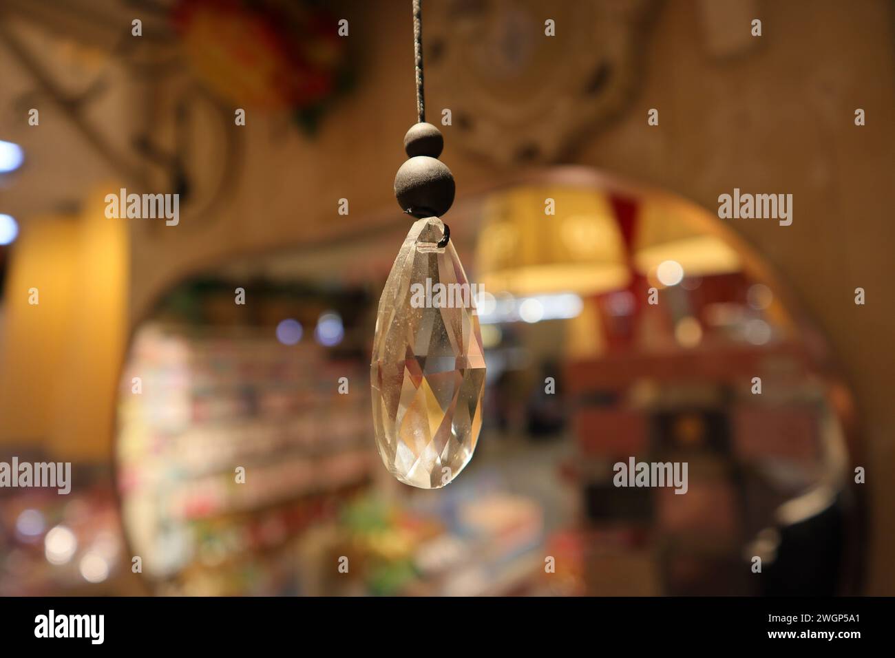 Une belle ornery de gemme de diamant blanc suspendu comme un collier. Banque D'Images