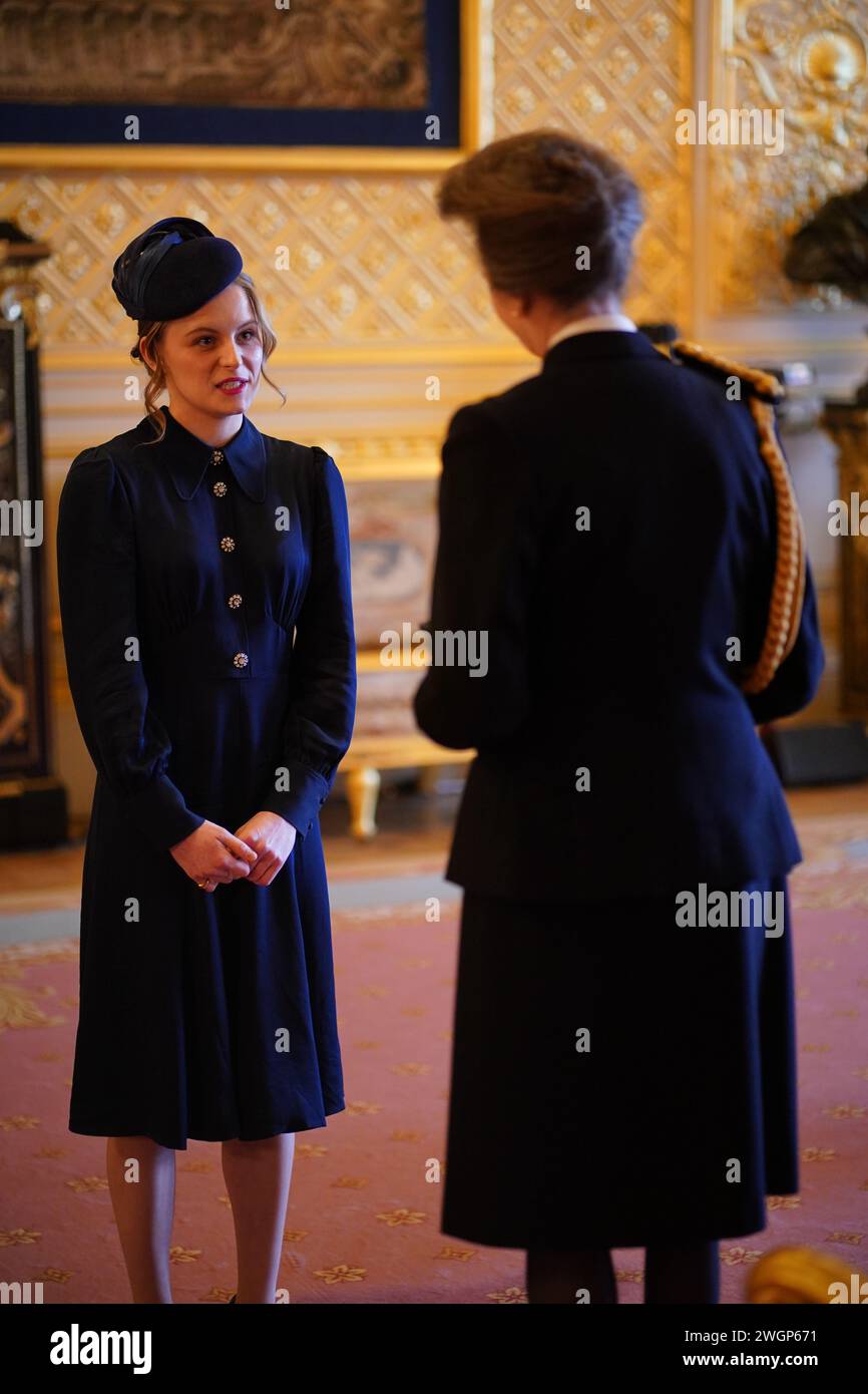 Madeleine Davidson-Houston reçoit la Médaille de galanterie de la Reine décernée à son grand-père décédé, le M.R. John Rees, de la Princesse Royale au château de Windsor. L'honneur reconnaît l'intervention de M. Rees dans une attaque armée dans un magasin de la coopérative de Penygraig High Street le 5 mai 2020. Date de la photo : mardi 6 février 2024. Banque D'Images