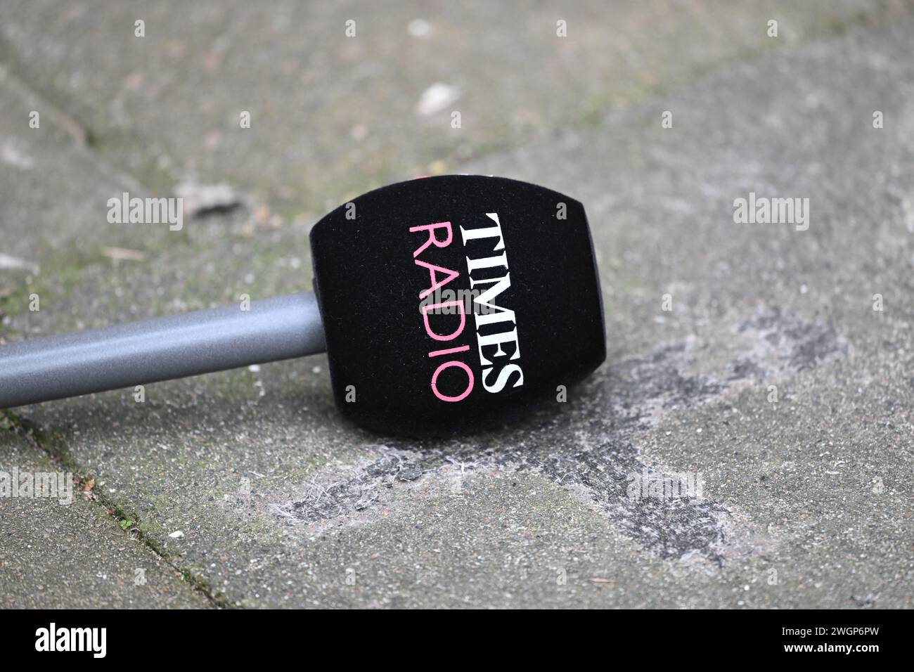 Downing Street, Londres, Royaume-Uni. 6 février 2024. Times microphone radio sur le trottoir à l'extérieur du 10 Downing Street. Crédit : Malcolm Park/Alamy Live News Banque D'Images
