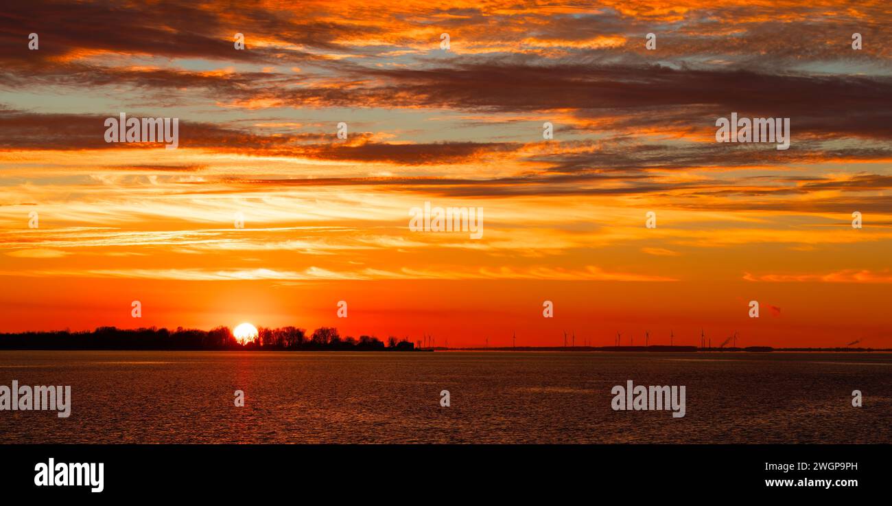 Couleurs d'un coucher de soleil en hiver sur le lac Ontario, Canada Banque D'Images