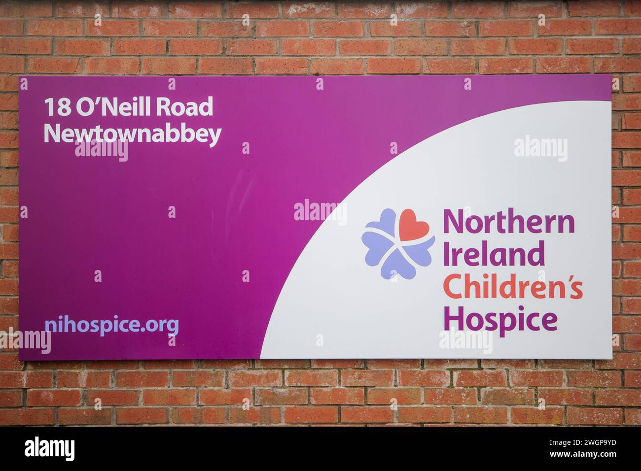 Un signe du Northern Ireland Children's Hospice à Belfast, qui doit réduire sa capacité de lits en raison d'une «perte de financement public». L'hospice de Glengormley, dans le comté d'Antrim, est un organisme de bienfaisance qui fournit des soins palliatifs spécialisés à plus de 350 bébés, enfants et leurs familles chaque année. Date de la photo : mardi 6 février 2024. Banque D'Images