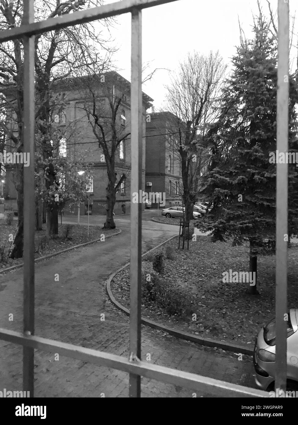 Salle de désintoxication de l'hôpital, chambres, fumeurs, caillebotis dans les fenêtres, mauvaises conditions. Photos prises en cachant avec un smartphone. Aucune face visible. Banque D'Images
