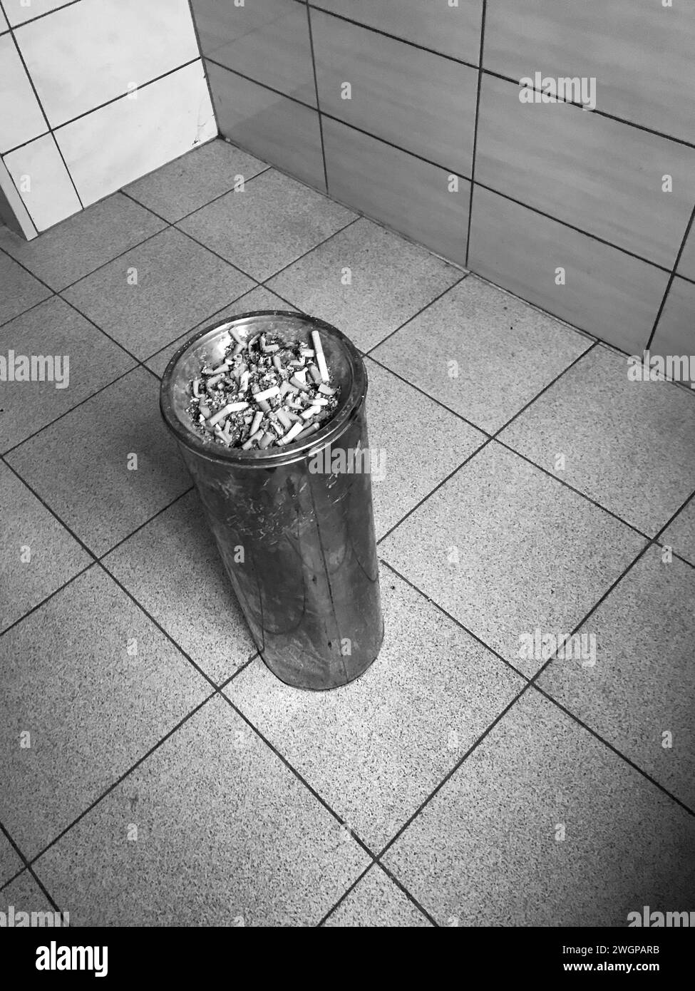 Salle de désintoxication de l'hôpital, chambres, fumeurs, caillebotis dans les fenêtres, mauvaises conditions. Photos prises en cachant avec un smartphone. Aucune face visible. Banque D'Images