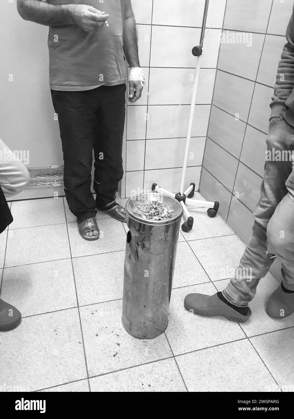 Salle de désintoxication de l'hôpital, chambres, fumeurs, caillebotis dans les fenêtres, mauvaises conditions. Photos prises en cachant avec un smartphone. Aucune face visible. Banque D'Images