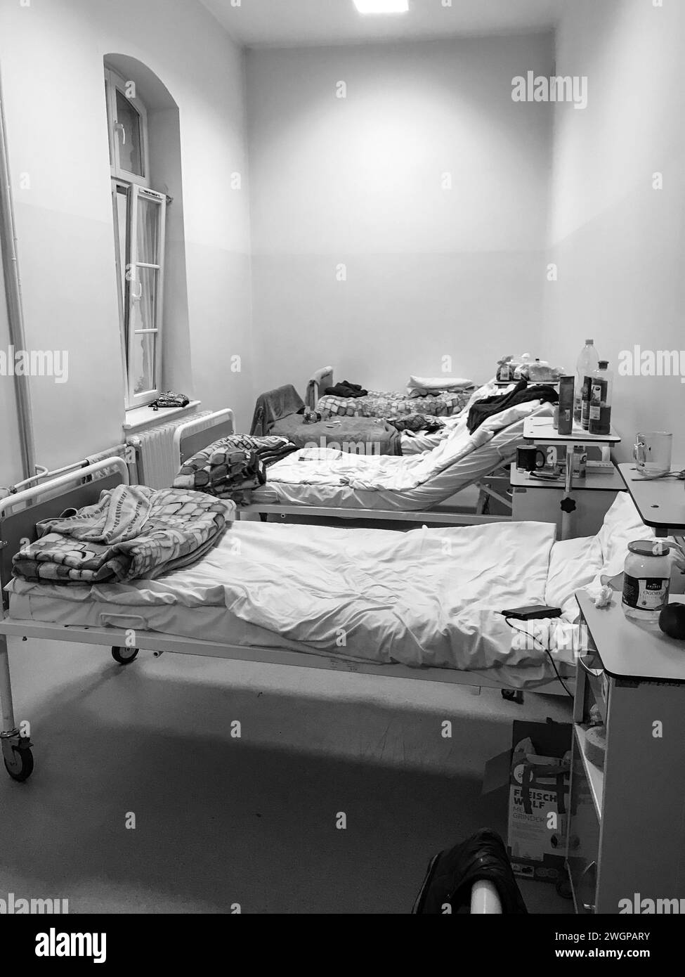 Salle de désintoxication de l'hôpital, chambres, fumeurs, caillebotis dans les fenêtres, mauvaises conditions. Photos prises en cachant avec un smartphone. Aucune face visible. Banque D'Images