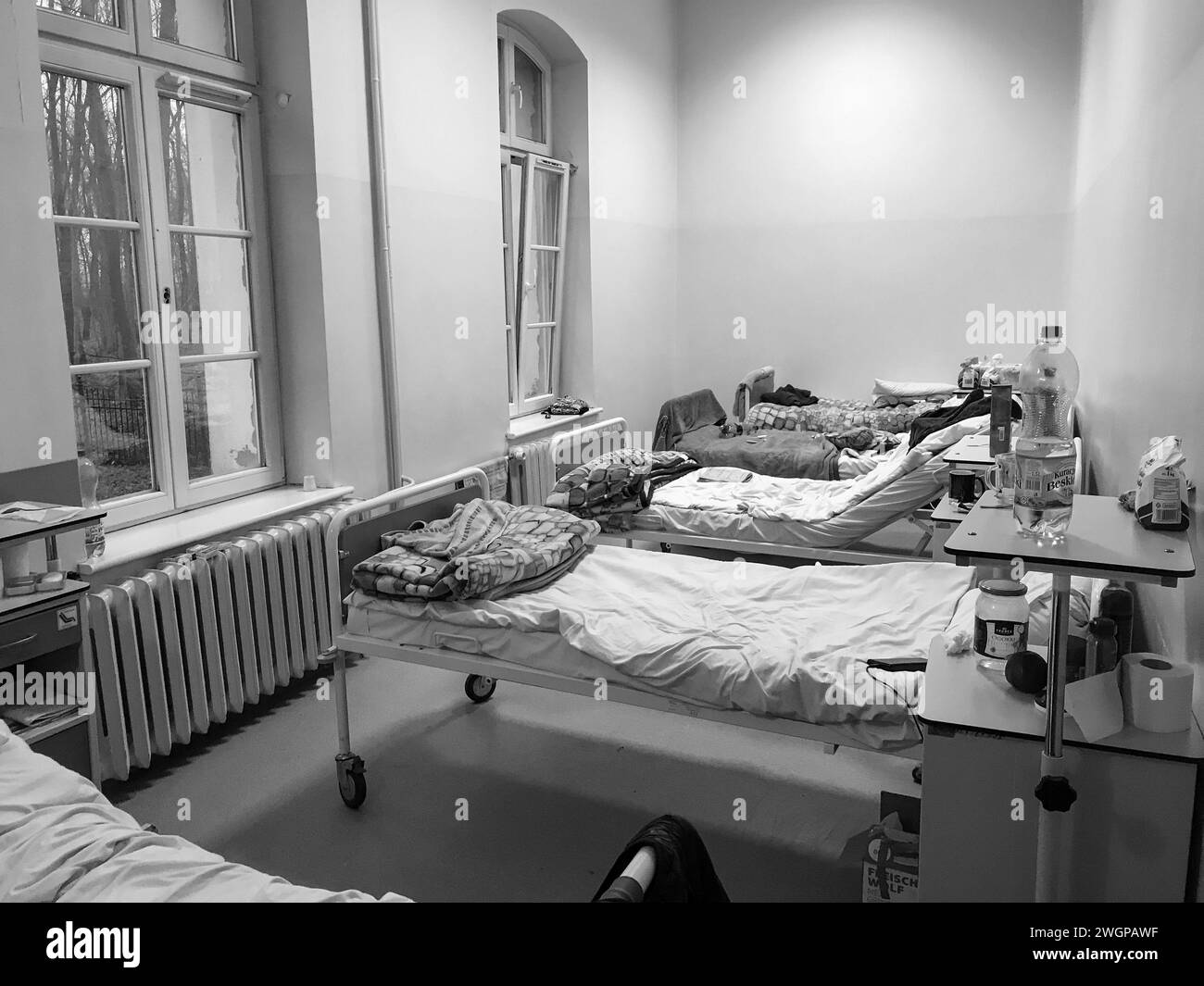 Salle de désintoxication de l'hôpital, chambres, fumeurs, caillebotis dans les fenêtres, mauvaises conditions. Photos prises en cachant avec un smartphone. Aucune face visible. Banque D'Images
