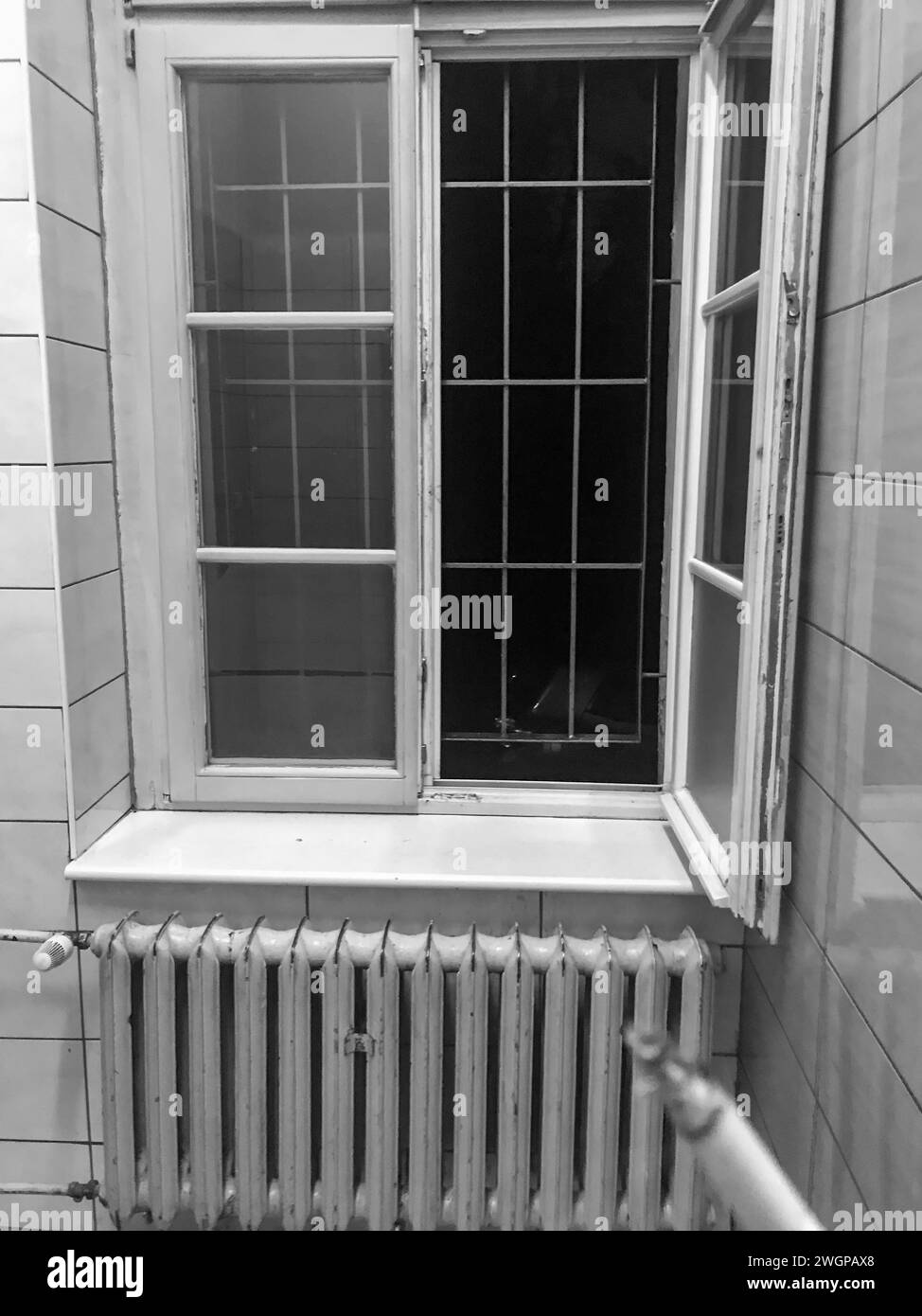 Salle de désintoxication de l'hôpital, chambres, fumeurs, caillebotis dans les fenêtres, mauvaises conditions. Photos prises en cachant avec un smartphone. Aucune face visible. Banque D'Images
