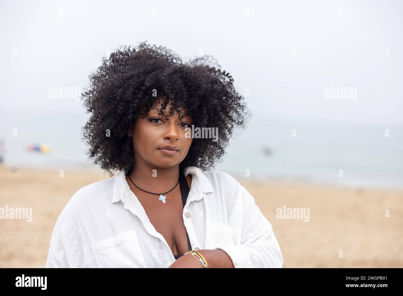 Portrait d'une jeune femme noire sur la plage Banque D'Images
