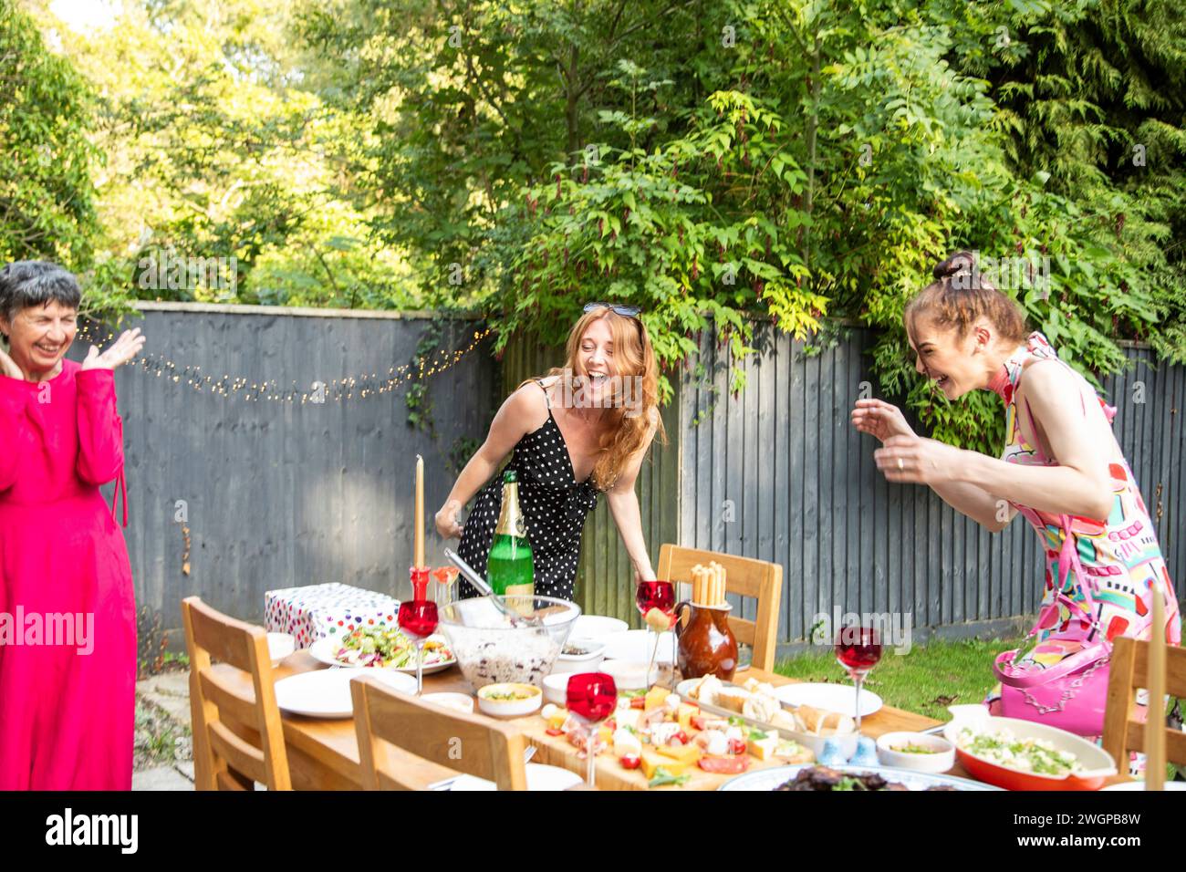 les femmes rient et s'amusent à une fête de jardin d'été Banque D'Images