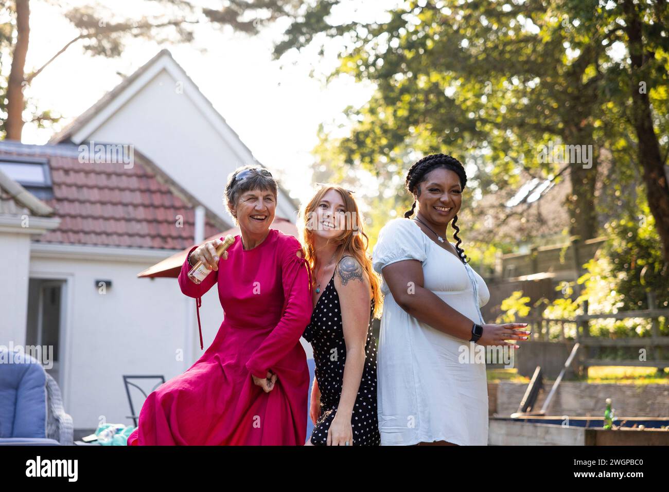 Les femmes dansent et s'amusent dehors lors d'une fête de jardin d'été Banque D'Images