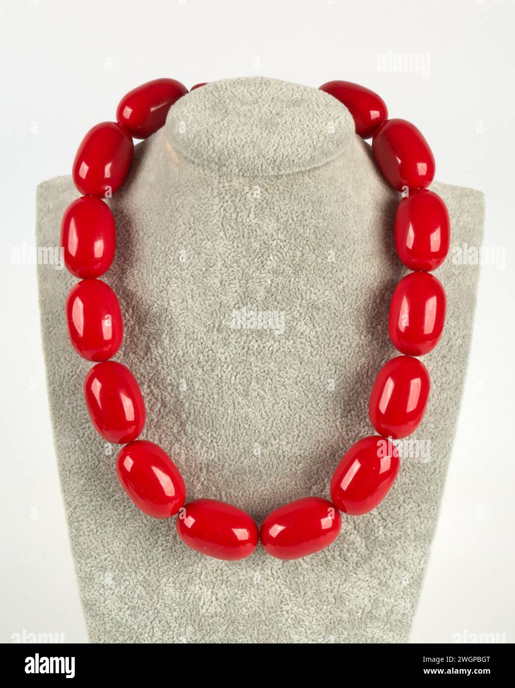 Collier de perles chunky lucite rouge vif vintage des années 1970-80. Banque D'Images