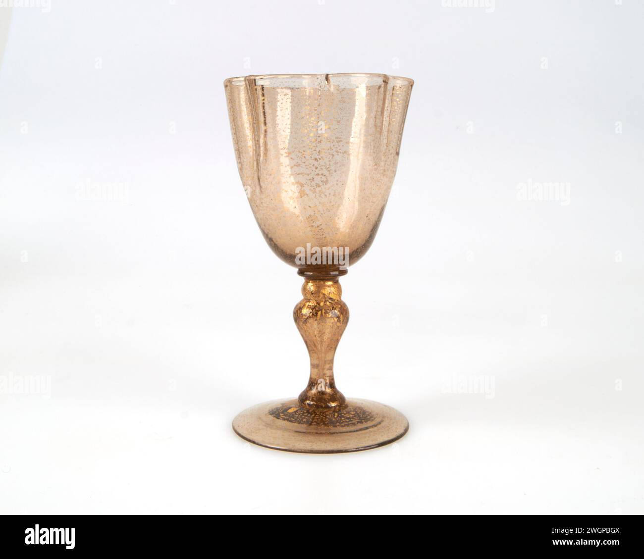 Antique 1900s Salviati Venetian feuille d'or verre à vin liqueur de forme quatrefoil. Banque D'Images