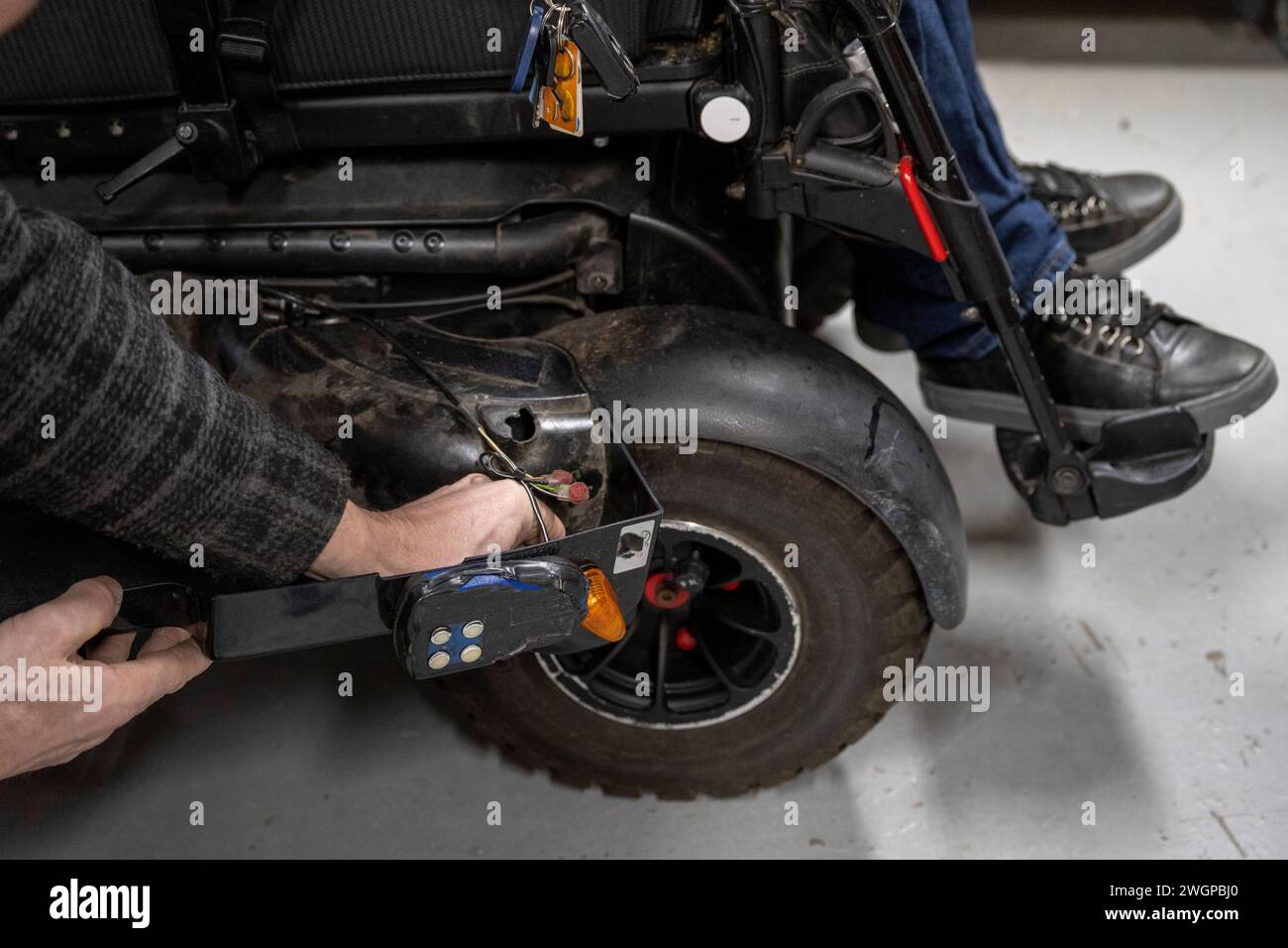 Mécanicien travaillant sur le prototype de fauteuil roulant MAN Banque D'Images
