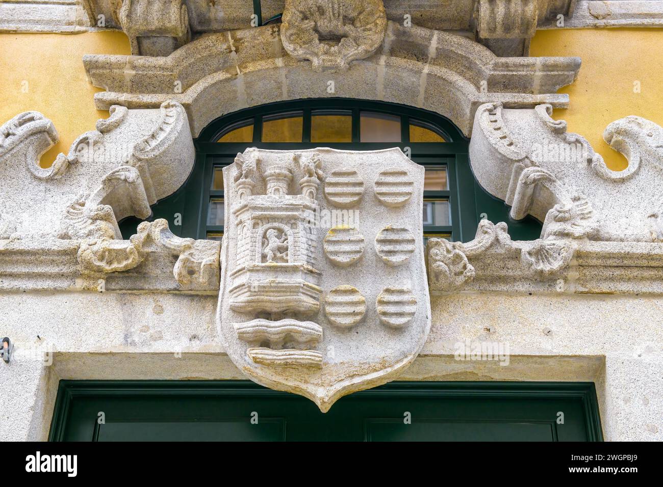 Symbole des armoiries en pierre antique, PORTO, PORTUGAL, 2023 Banque D'Images