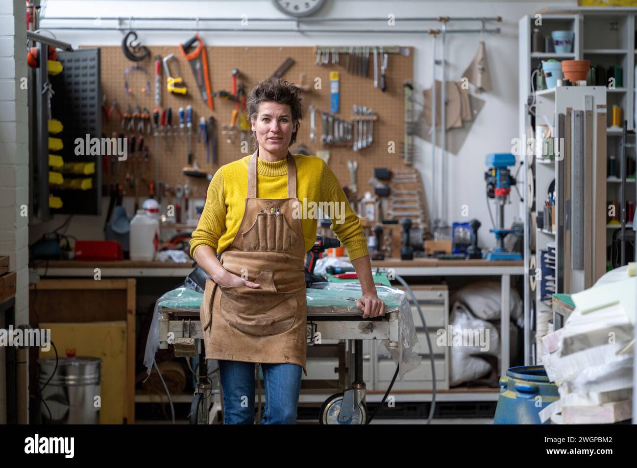 Femme rembourrage Portrait dans son atelier Banque D'Images