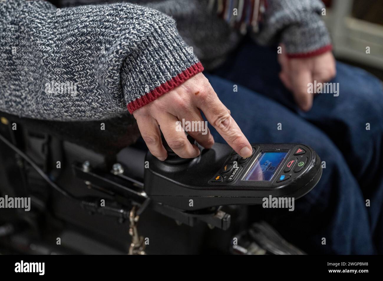 Gros plan d'un homme atteint de paralysie cérébrale assis sur un fauteuil roulant Banque D'Images