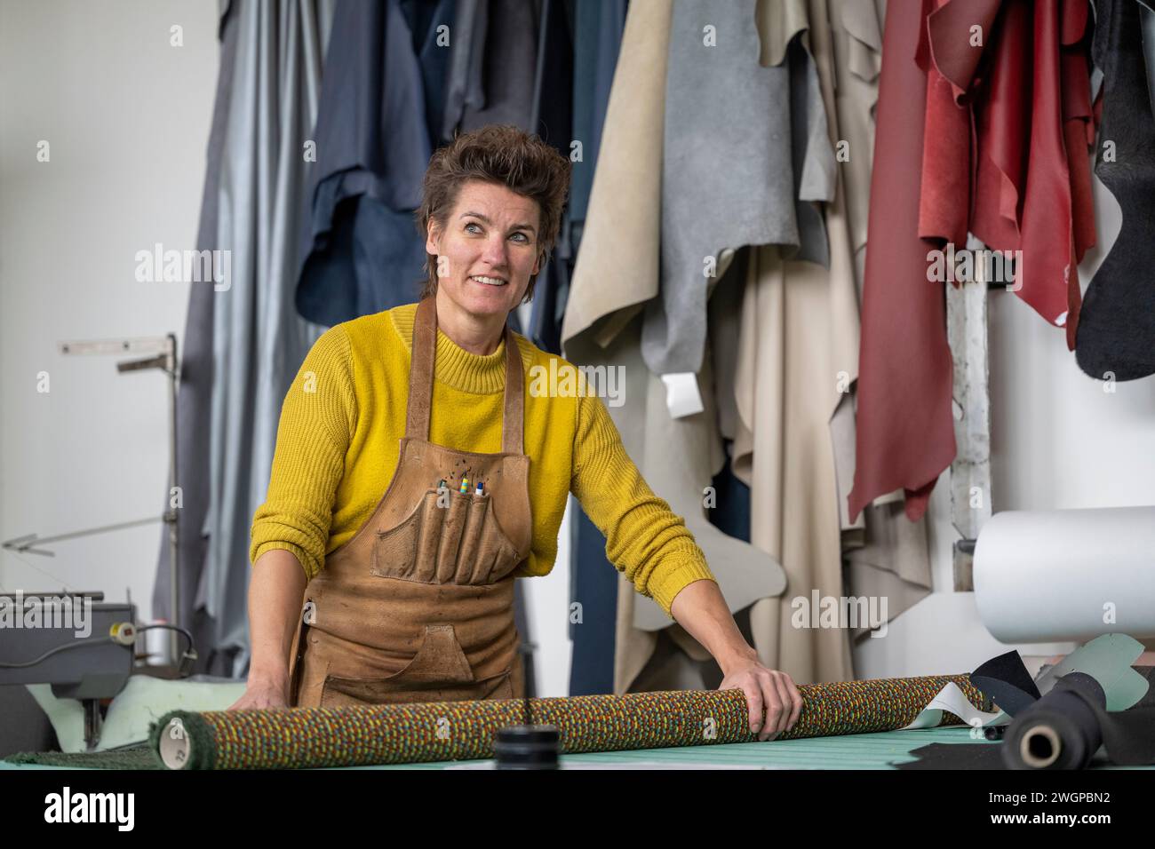 Femme rembourrage Portrait dans son atelier Banque D'Images