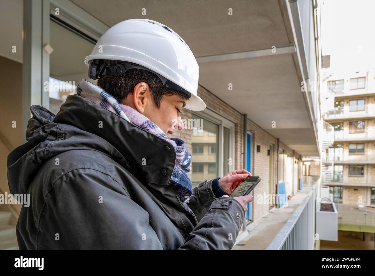 Femme responsable de la construction se promenant autour du site Banque D'Images