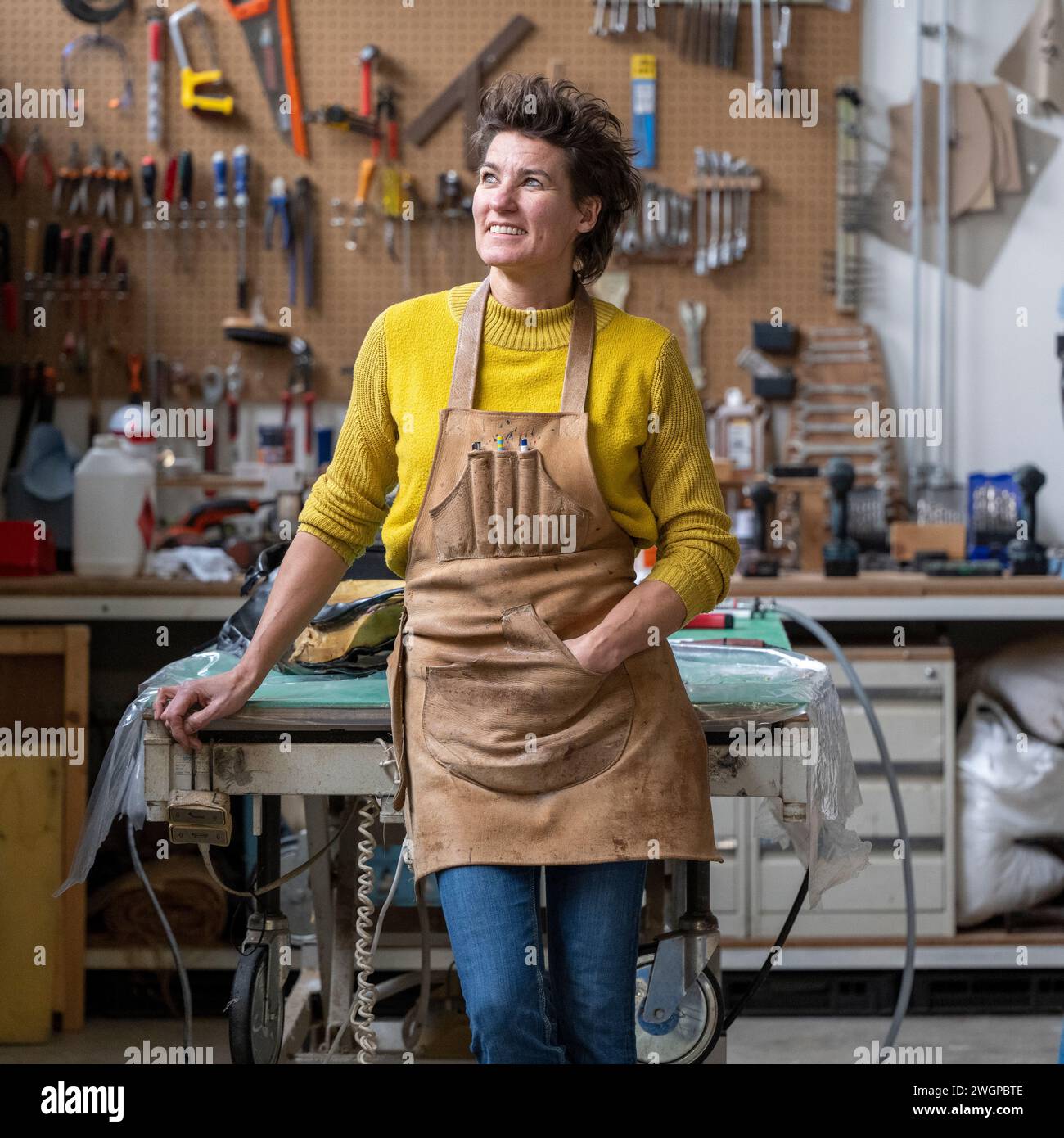Femme rembourrage Portrait dans son atelier Banque D'Images