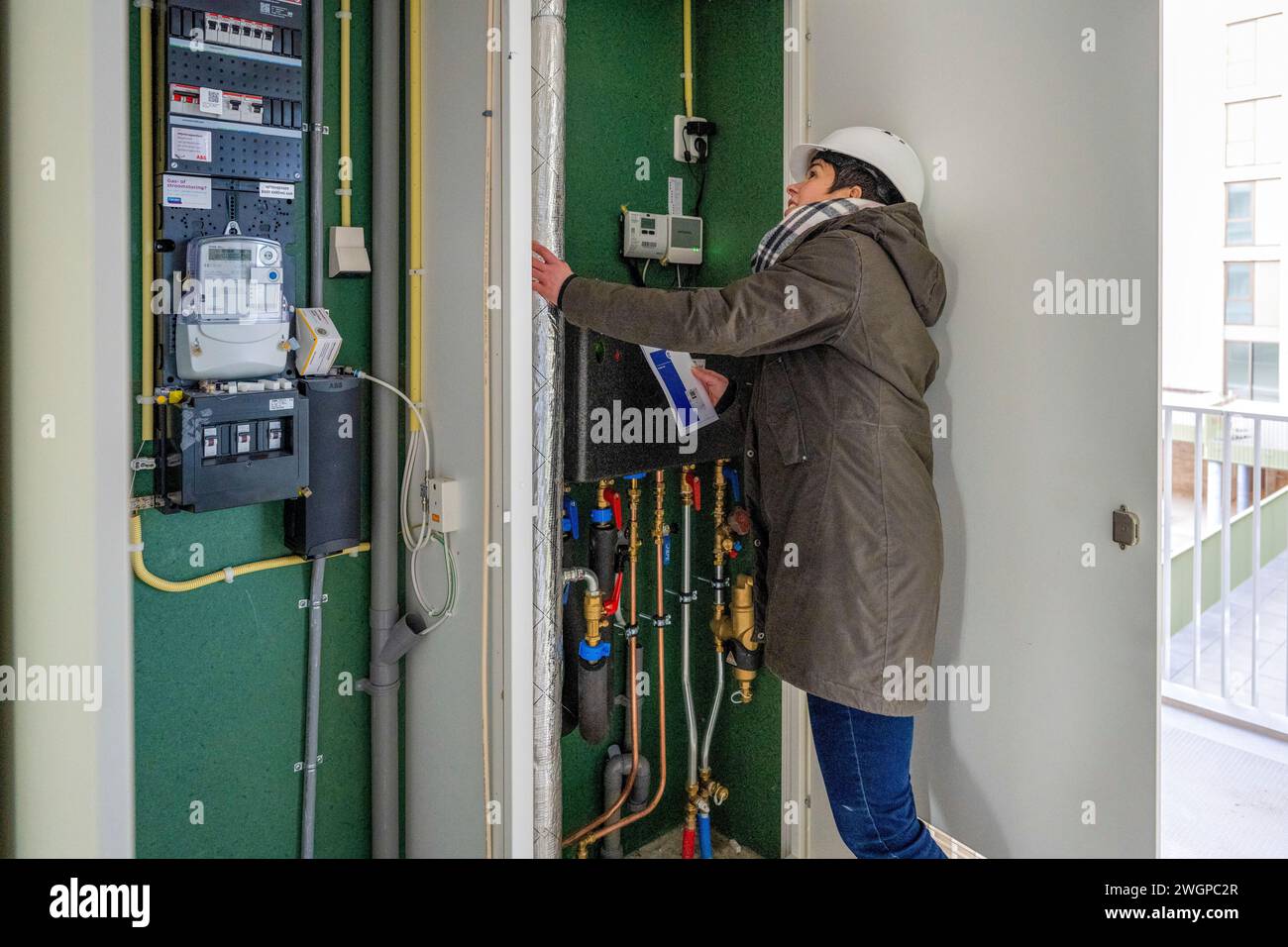 Femme responsable de la construction inspectant l'installation électrique Banque D'Images