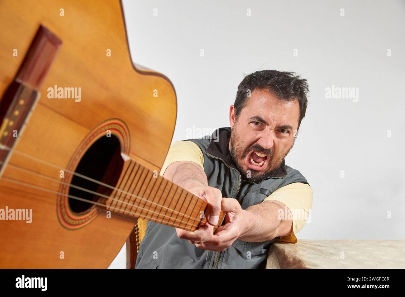 Je vais te frapper avec la guitare dans la tête Banque D'Images