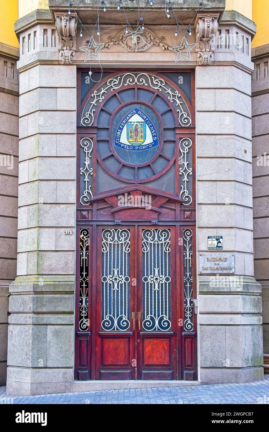 Ancienne porte d'entrée avec symbole à l'extérieur du bâtiment, PORTO, PORTUGAL, 2023. Banque D'Images