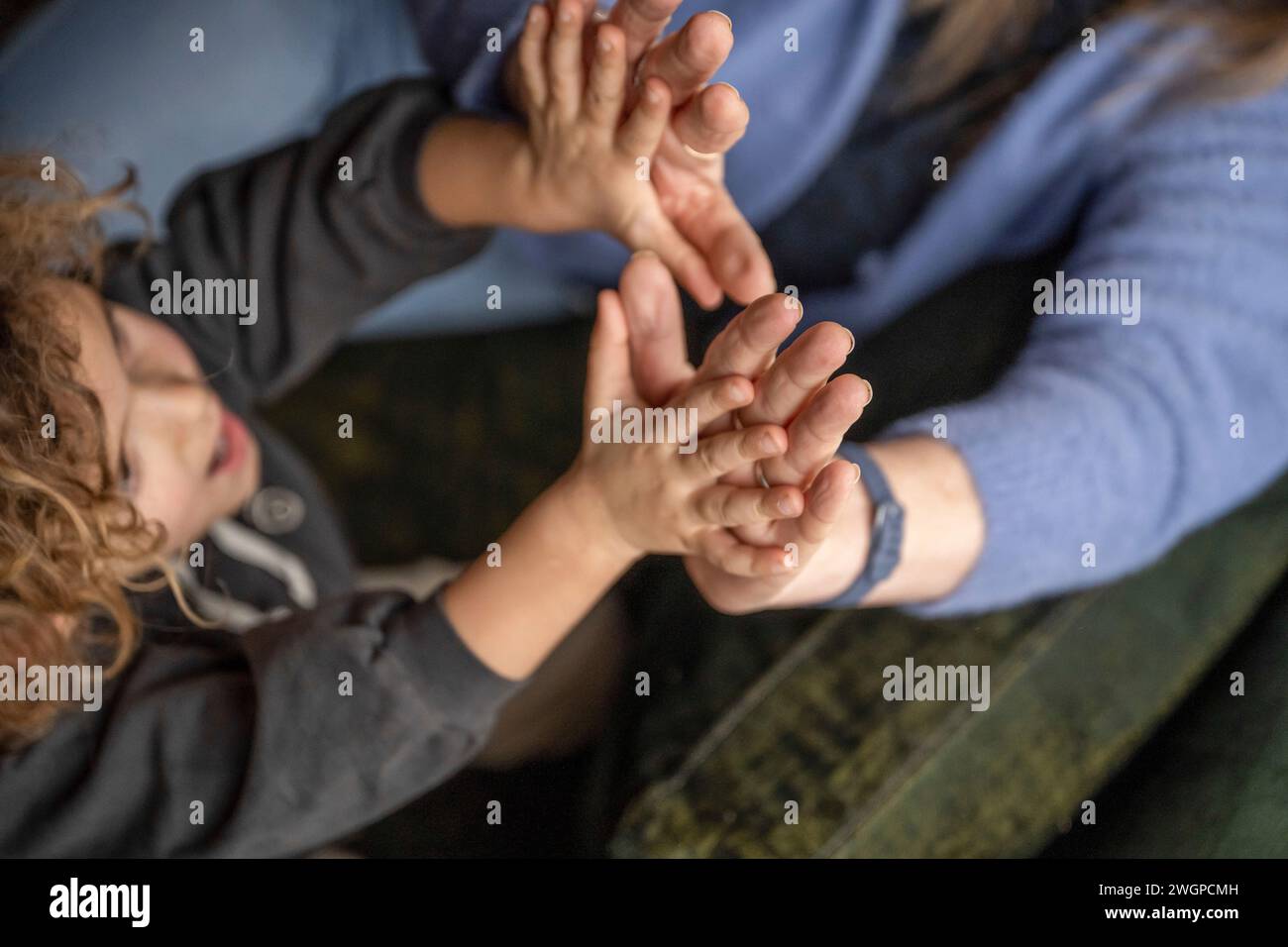 Nan et son petit-fils jouant à un jeu ensemble Banque D'Images