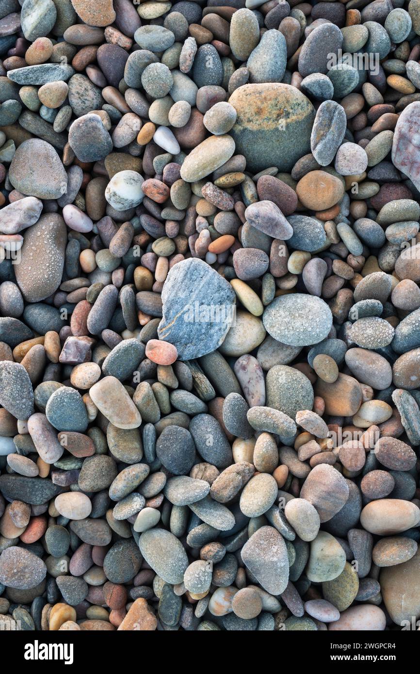 Cailloux givrés sur la plage. Morayshire, Écosse Banque D'Images