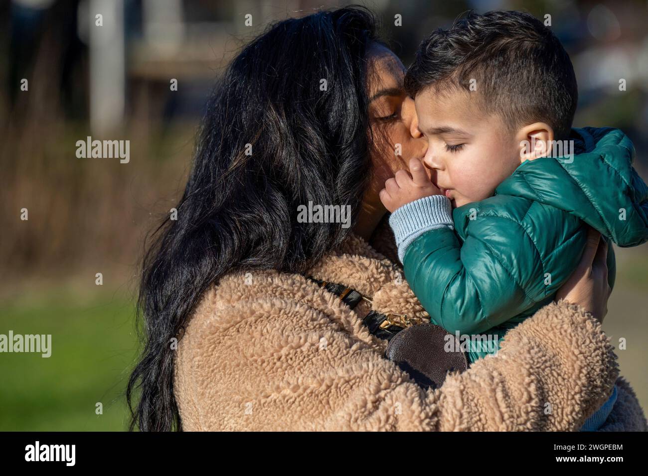 Mère et fils embrassant dans le parc. Banque D'Images