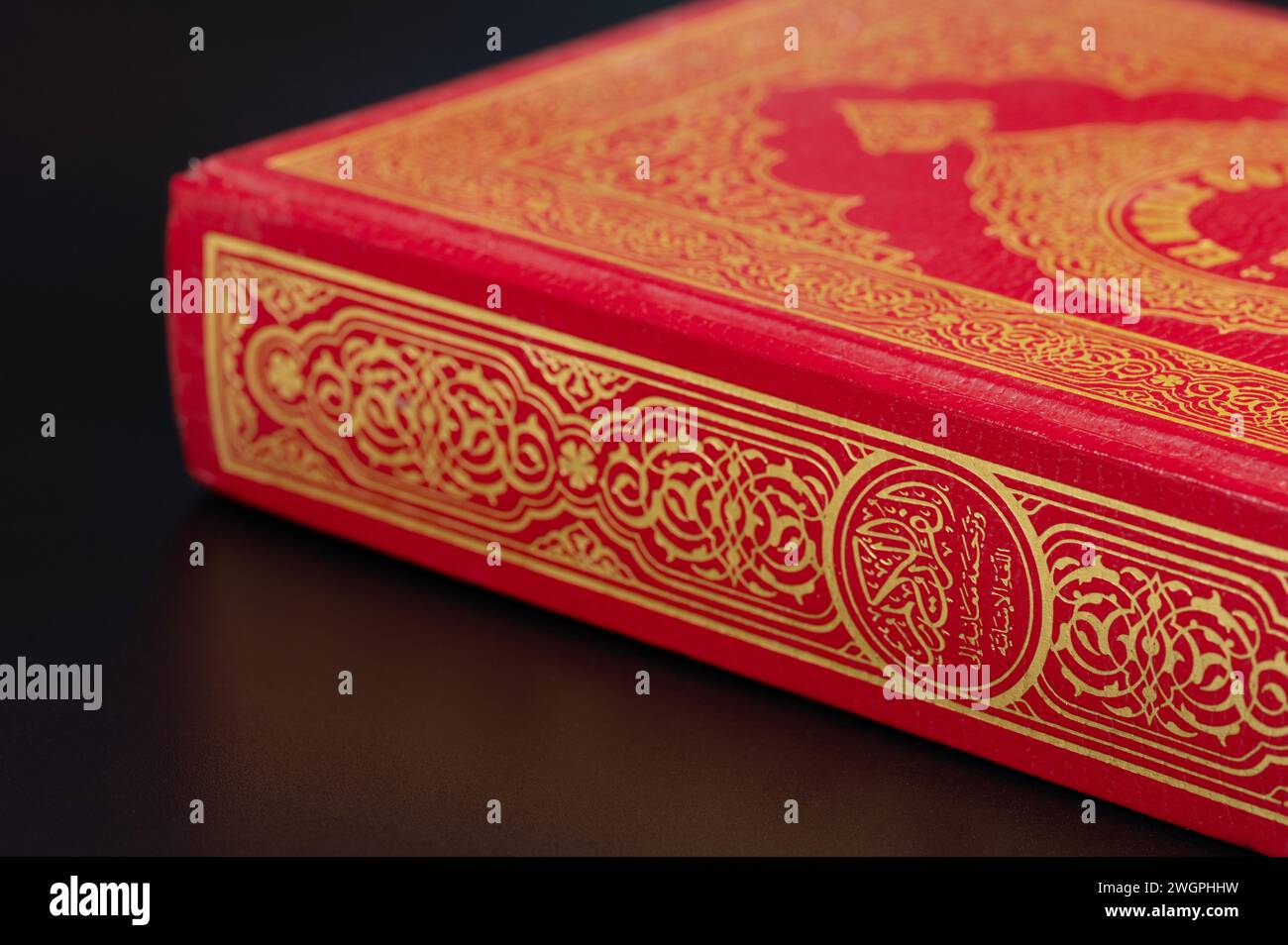 Livre Coran avec macro couverture rigide rouge vue rapprochée Banque D'Images
