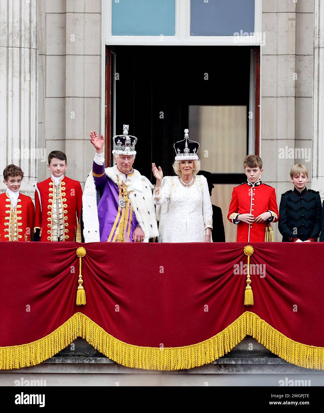 Londres, Royaume-Uni. 6 mai 2023. Cette photo prise le 6 mai 2023 montre le roi Charles III et la reine Camilla de Grande-Bretagne agitant sur le balcon du palais de Buckingham après une cérémonie de couronnement à Londres, en Grande-Bretagne. Le roi Charles III de Grande-Bretagne a été diagnostiqué avec un cancer et a commencé à recevoir un traitement, Buckingham Palace a annoncé lundi. Crédit : Li Ying/Xinhua/Alamy Live News Banque D'Images