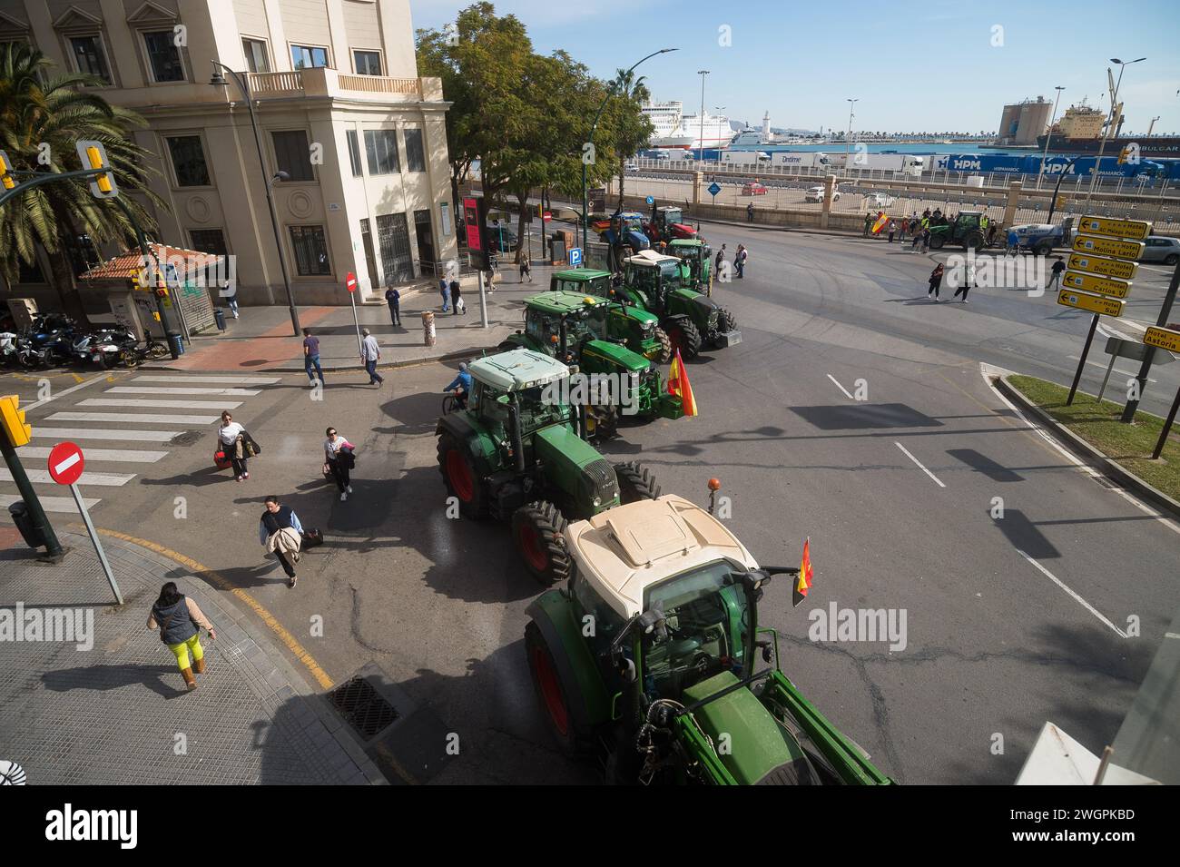 Malaga, Espagne. 06th Feb, 2024. Des tracteurs bloquent l'entrée du port de Malaga lors de la manifestation d'un agriculteur contre la concurrence déloyale et pour de meilleures conditions de travail. Des dizaines d’agriculteurs manifestent dans le centre des villes d’Espagne pour dénoncer la hausse des prix, l’amélioration de leurs conditions de travail et contre la politique agricole européenne. Les ouvriers agricoles ont bloqué les entrées principales des centres-villes et des points stratégiques. Crédit : SOPA images Limited/Alamy Live News Banque D'Images