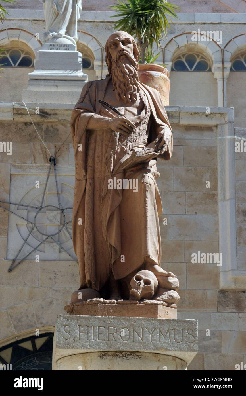 Une statue de. Jérôme dehors. Église de Catherine à Bethléem, Israël Banque D'Images