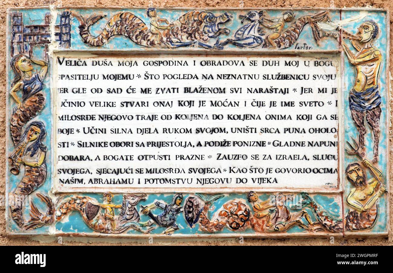 Traductions en céramique colorées du Magnificat en croate, prière chantée par la Vierge Marie sur ce site, église de la Visitation sur Ein Kerem Banque D'Images