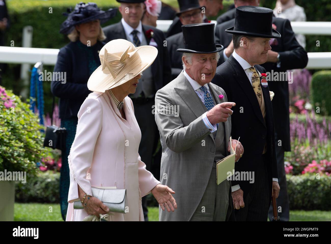 FICHIERS PHOTOS. 6 février 2024. Sa Majesté le Roi Charles III a reçu un diagnostic de cancer et est en traitement. Sa Majesté le roi Charles III et la reine Camilla dans l'anneau de Parade à l'hippodrome d'Ascot pour le deuxième jour de Royal Ascot. Vice-amiral Sir Tony Johnstone-Burt vu à droite de la photo. Crédit : Maureen McLean/Alamy Banque D'Images
