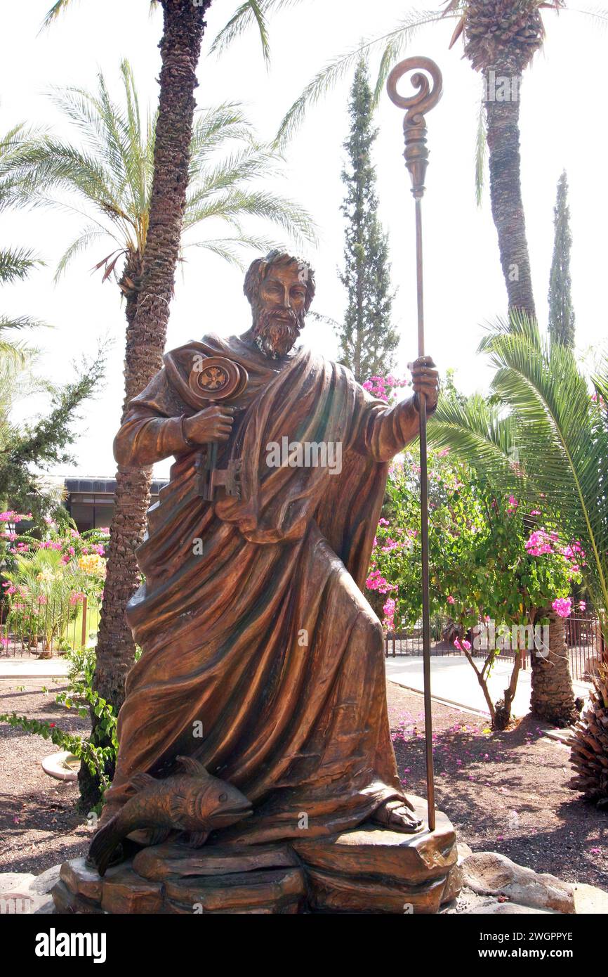 Statue de Saint Pierre tenant les clés du Royaume à Capernaum sur la mer de Galilée, Israël Banque D'Images
