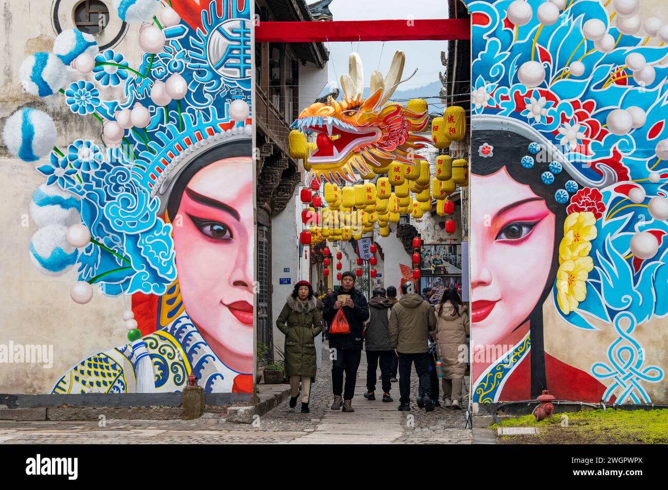 Jinhua, province chinoise du Zhejiang. 5 février 2024. Les gens visitent l'ancienne rue Poyang à Jinhua, dans la province du Zhejiang de l'est de la Chine, le 5 février 2024. Crédit : HU Xiaofei/Xinhua/Alamy Live News Banque D'Images