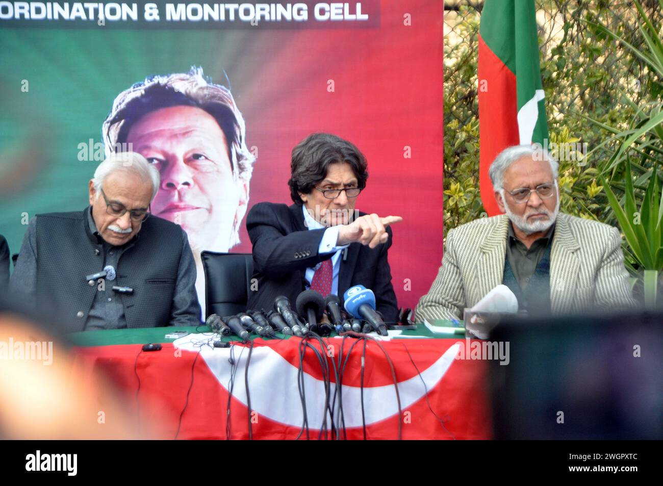 Islamabad, Pakistan. 6 février 2024. Les dirigeants du parti pakistanais Tehreek-e-Insaf (PTI), Raoof Hasan, ainsi que Ahmad Awais (G), prennent la parole lors d'une conférence de presse. Le Pakistan procède à un sondage le 8 février 2024 lors d'une élection que les observateurs des droits de l'homme ont qualifiée de profondément viciée, avec le politicien le plus charismatique du pays languissant en prison, empêché de participer. La nation nucléaire de 240 millions d'habitants se présente comme la cinquième plus grande démocratie du monde, mais la poursuite judiciaire de l'ancien premier ministre Imran Khan remet en question cette affirmation. (Crédit image : © Raja Imran Bahader/Pacific Press via Z) Banque D'Images