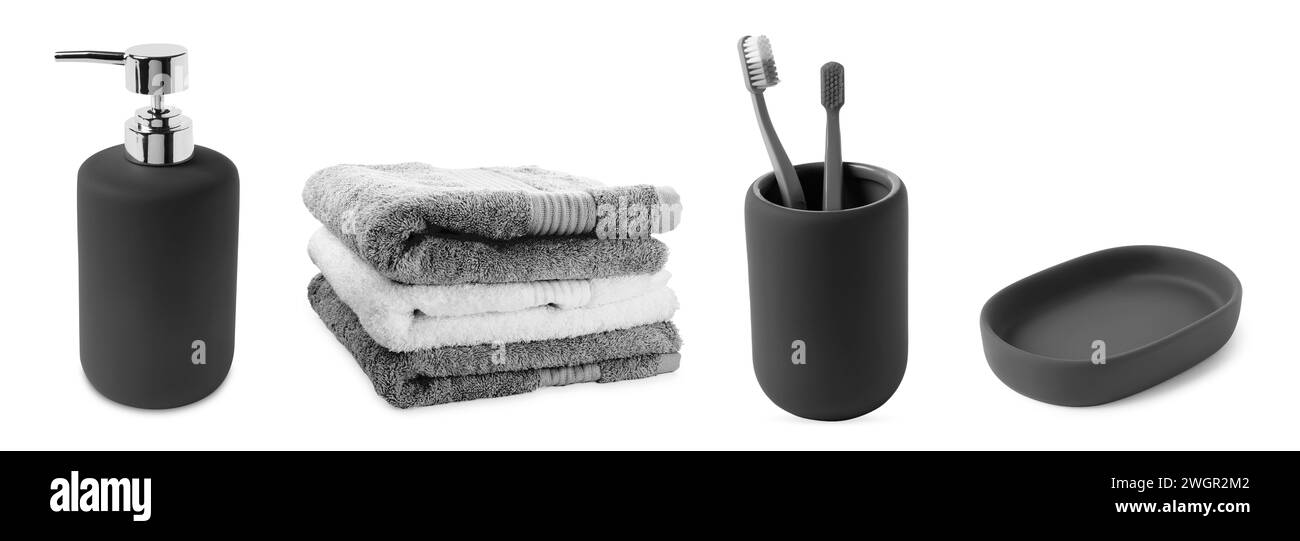 Différents accessoires de bain et produits de soins personnels isolés sur blanc, set Banque D'Images