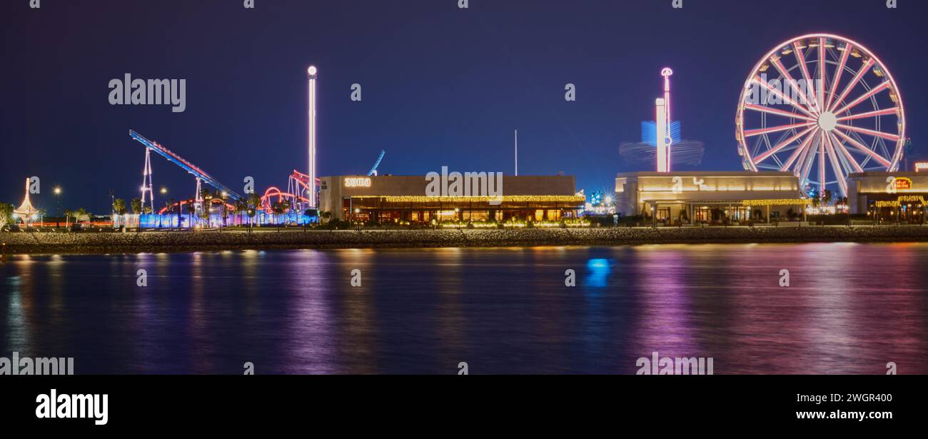 Parc d'attractions Lusail Winter Wonderland sur l'île d'Al Maha. Ville de Lusail, Qatar photo de nuit longue exposition montrant une grande roue. Banque D'Images