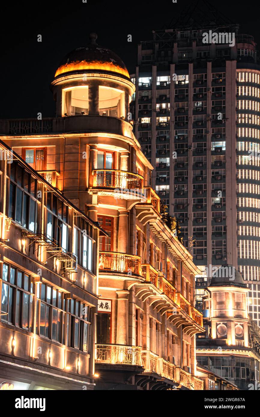Un bâtiment centenaire au design unique, qui brille toujours brillamment avec des lumières la nuit à Wuhan, en Chine Banque D'Images