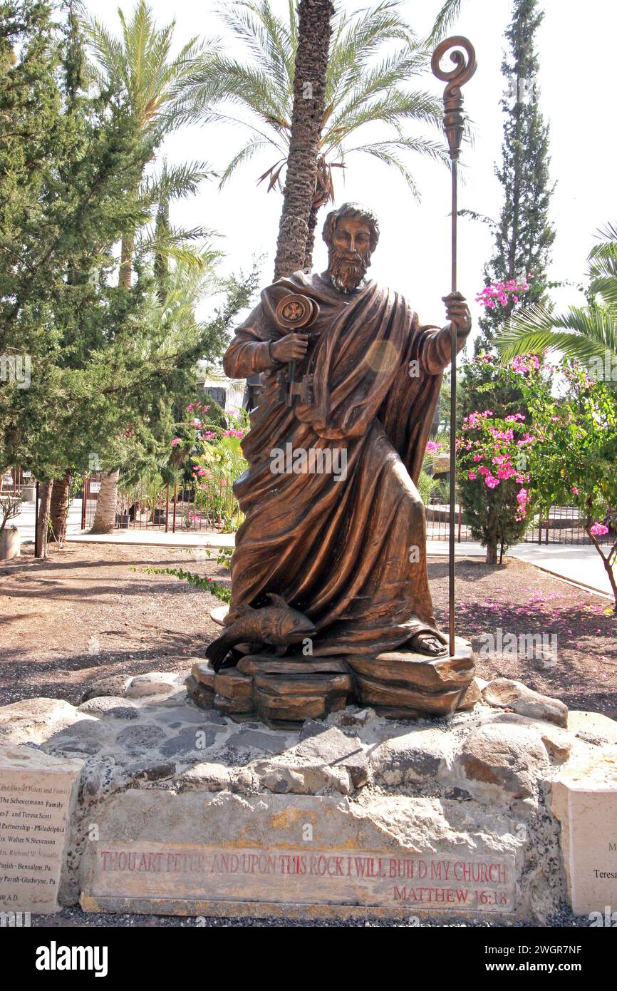 Statue de Saint Pierre tenant les clés du Royaume à Capernaum sur la mer de Galilée, Israël Banque D'Images