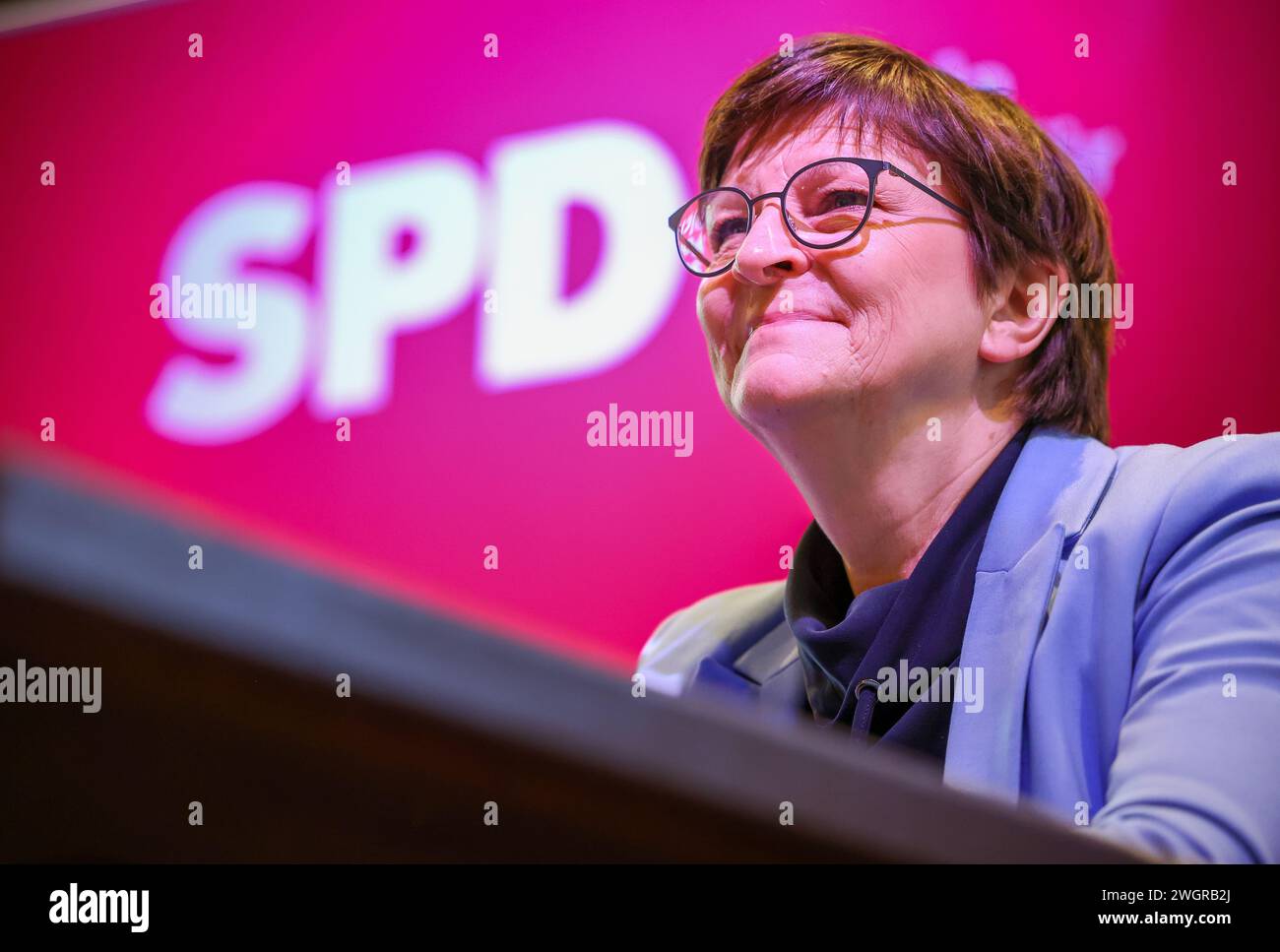 Zwickau, Allemagne. 06th Feb, 2024. Saskia Esken, chef du parti SPD, parle devant un logo SPD. La présidente du SPD se rend en Saxe pendant trois jours et discute des questions d'actualité avec les citoyens, les écoliers, les représentants des associations et les autorités locales. Crédit : Jan Woitas/dpa/Alamy Live News Banque D'Images