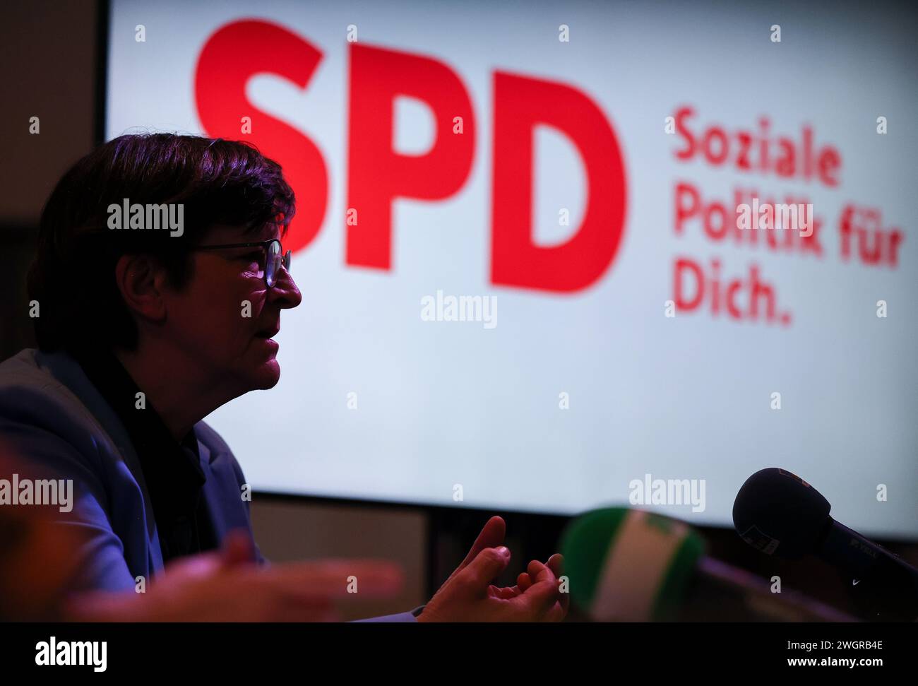 Zwickau, Allemagne. 06th Feb, 2024. Saskia Esken, chef du parti SPD, parle devant un logo SPD. La présidente du SPD se rend en Saxe pendant trois jours et discute des questions d'actualité avec les citoyens, les écoliers, les représentants des associations et les autorités locales. Crédit : Jan Woitas/dpa/Alamy Live News Banque D'Images