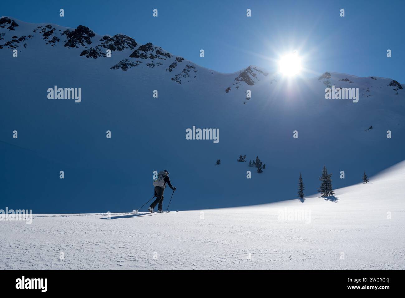 Skieur dans le bassin anéroïde supérieur, Wallowa Mountains, Oregon. Banque D'Images