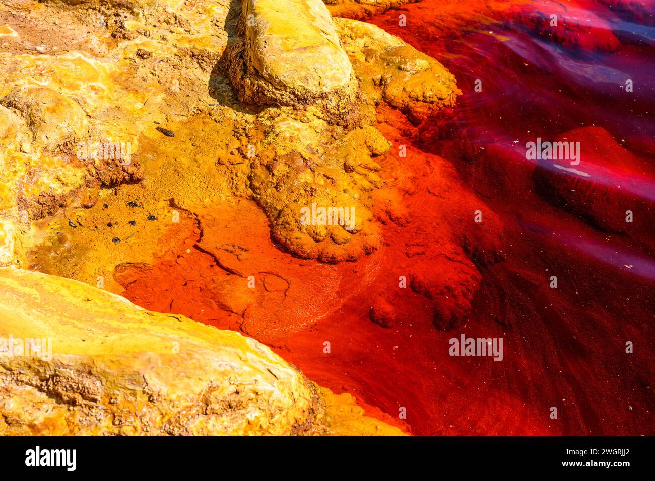 Des teintes intenses de rouge et d'orange dominent le lit de la rivière Rio Tinto, un témoignage de la riche minéralisation Banque D'Images