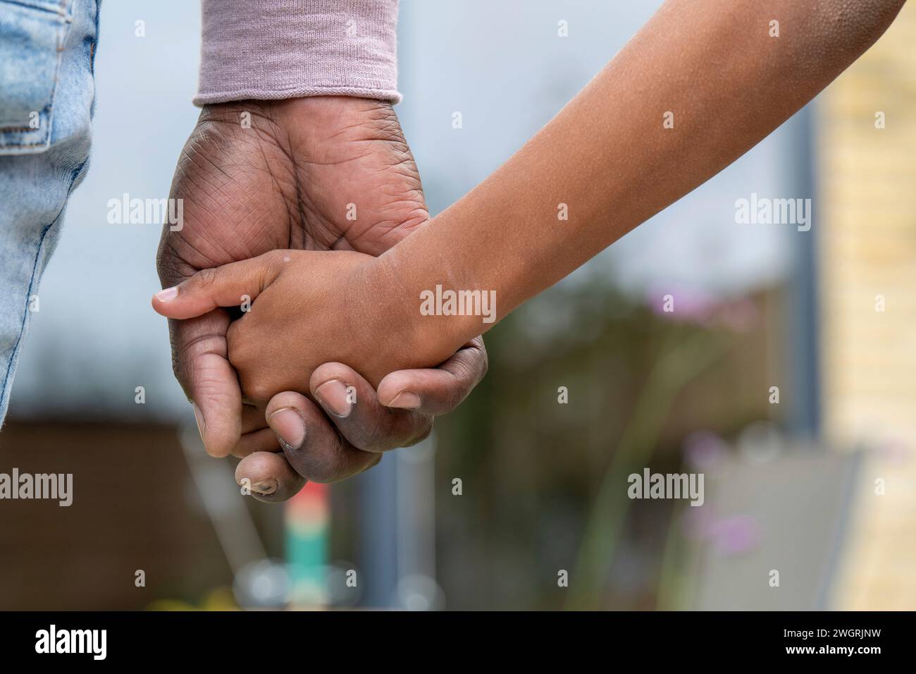 Père nigérian et fils tenant la main ensemble. Uncondition Love Banque D'Images