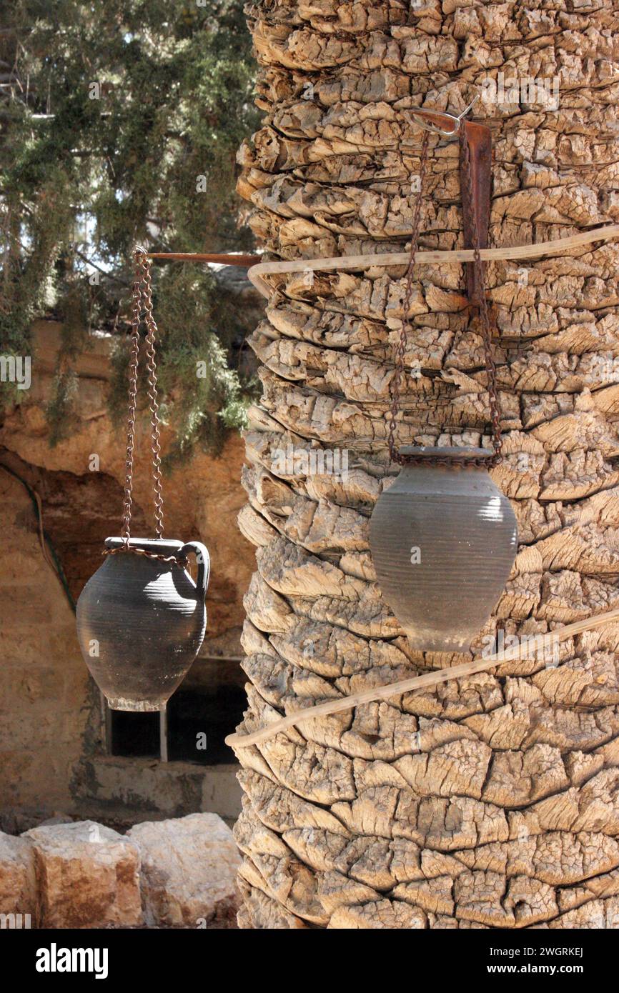Vieilles cruches en argile accrochées à un palmier à Bethléem, Israël Banque D'Images