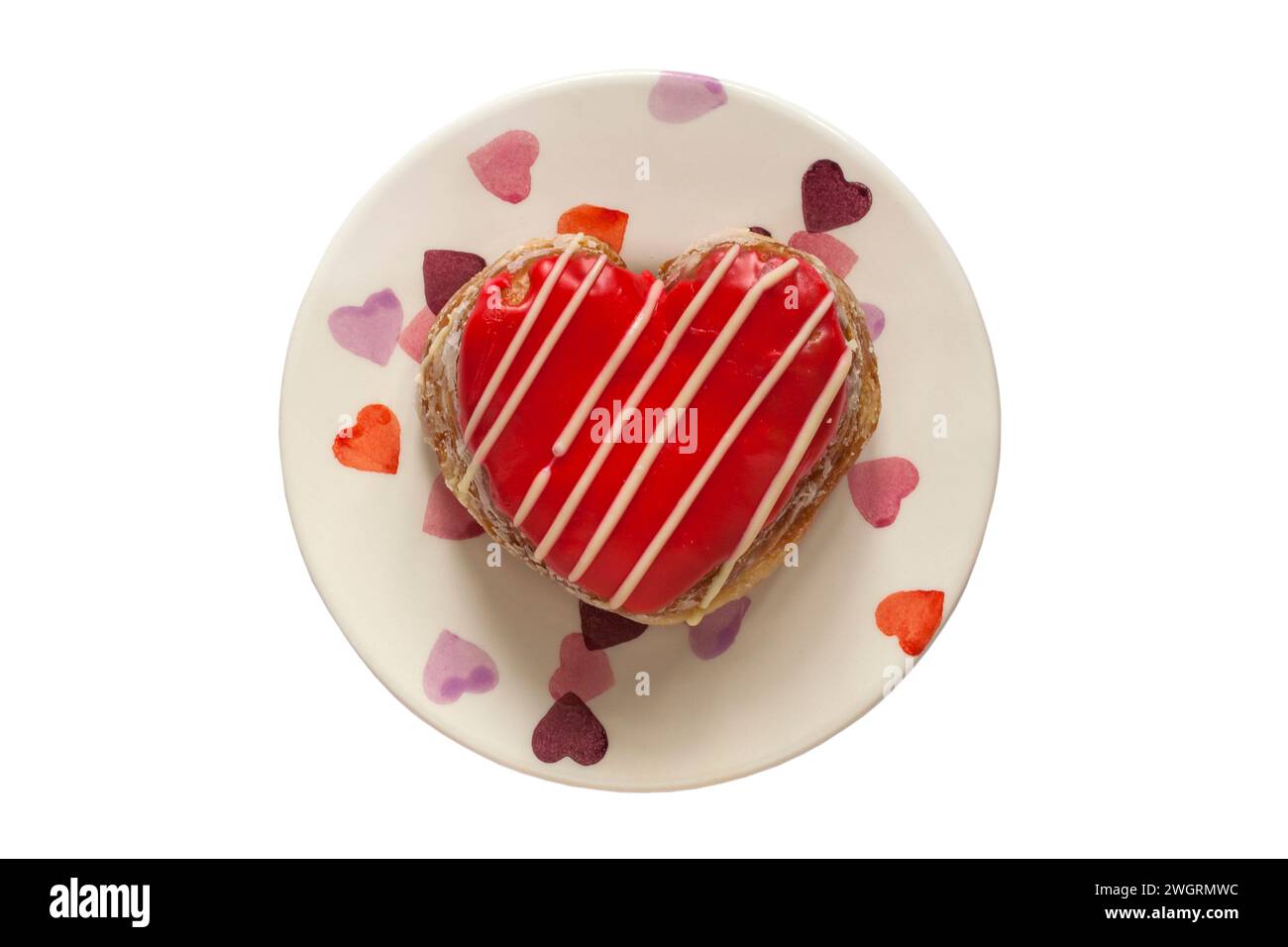 Vous êtes Berry Cool Yumnut, croisez entre un beignet et un yum sur assiette avec des coeurs, de la boulangerie M&S en magasin isolée sur fond blanc Banque D'Images